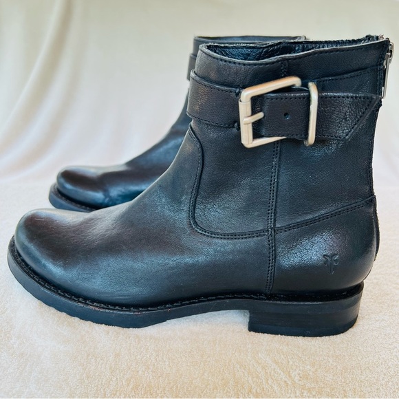 FRYE VERONICA BLACK MOTO ENGINEER SHORT LEATHER BUCKLE BOOTS SIZE 8 - Picture 4 of 11